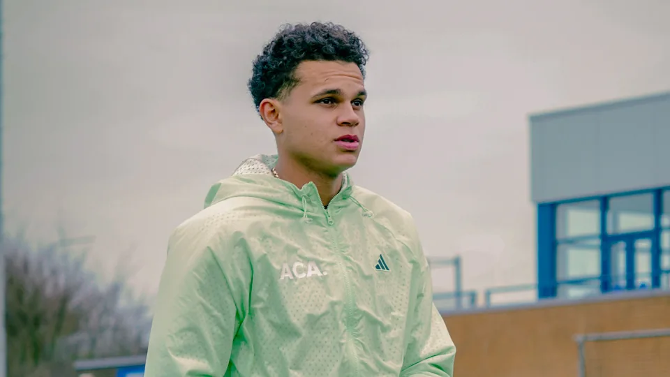 Speler van ACA Voetbalacademie geknield op het trainingsveld