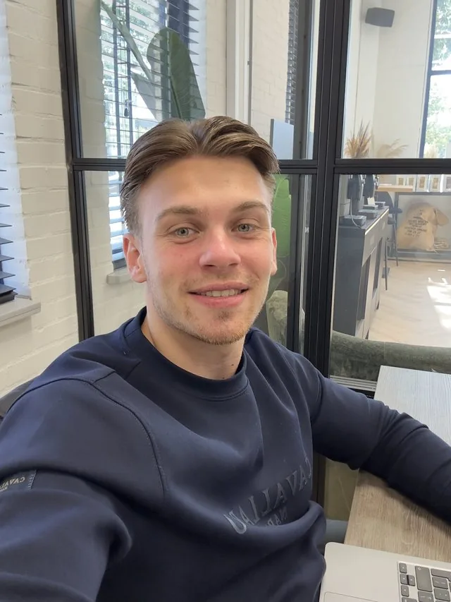 Roger van RogersPDB, aan het werk op kantoor