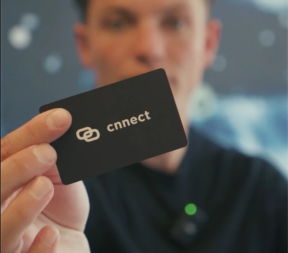 Man toont een zwart cnnect-pasje aan de camera